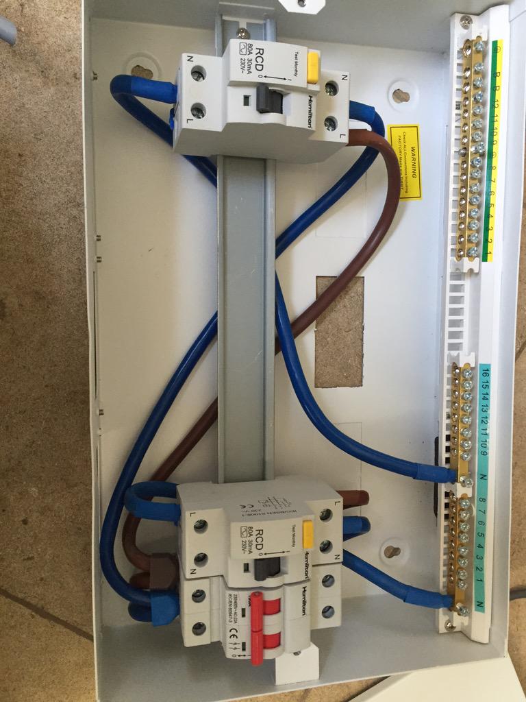 Something doesn't look quite right with the factory connections on this <a href="/Hamilton_LS/">Hamilton Litestat</a> #17edition2015 consumer unit 😬