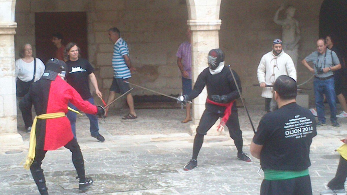 SwordsIsland's tweet photo. Hoy el torneo se traslada al Castell de Béllver #Longsword #rapier Historical #Fencing #SwordsIsland 2015 http://t.co/j6m93BJAsK
