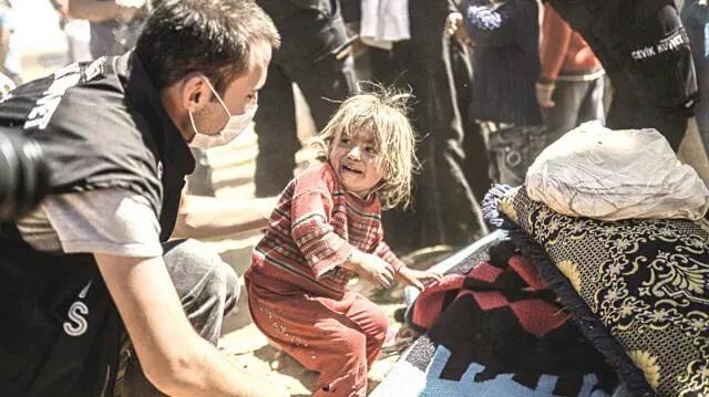 Fotograf_Resim's tweet photo. Merhamete ilk bakış...
Minik çocuk belki de omzuna ilk defa dokunan yardım eline ürkek bakışlarla cevap veriyor. http://t.co/nDmKnqU77E