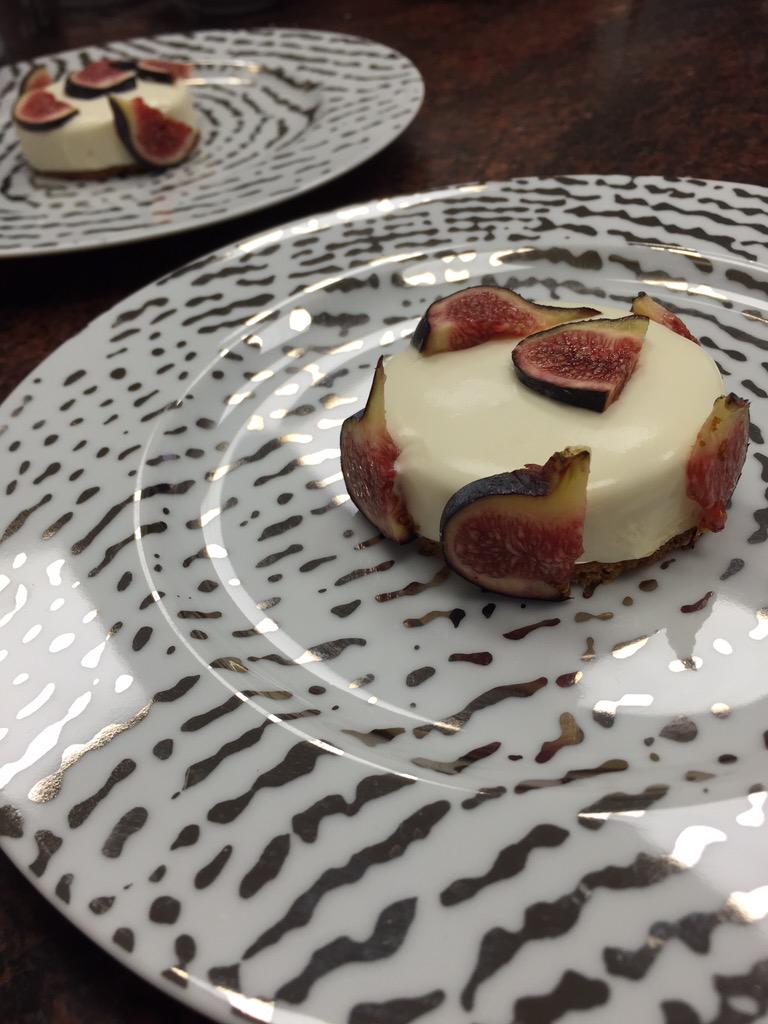 JONATHANBLOT's tweet photo. Cheescake figues et rhubarbe #brunch #AcideMacaron #jonathanblot #patisserie http://t.co/pC0uQqMjjA