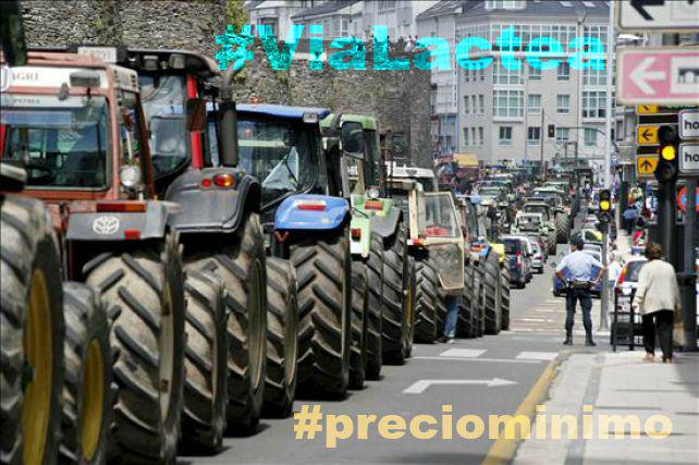 El_consciente's tweet image. A #ViaLactea que percorre Galiza fai parada en Lugo. Cidade amurallada de tractores. Reclaman #preciominimo do leite
