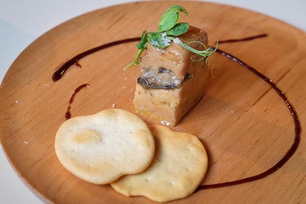 ObradorLamprea's tweet photo. Tarrina de foie-grass y lomos de lampre con arrope de tomate
de #AlbertoG.Prelic del @GrupoNoveCocina #Pintaza http://t.co/btIYhyiaTY