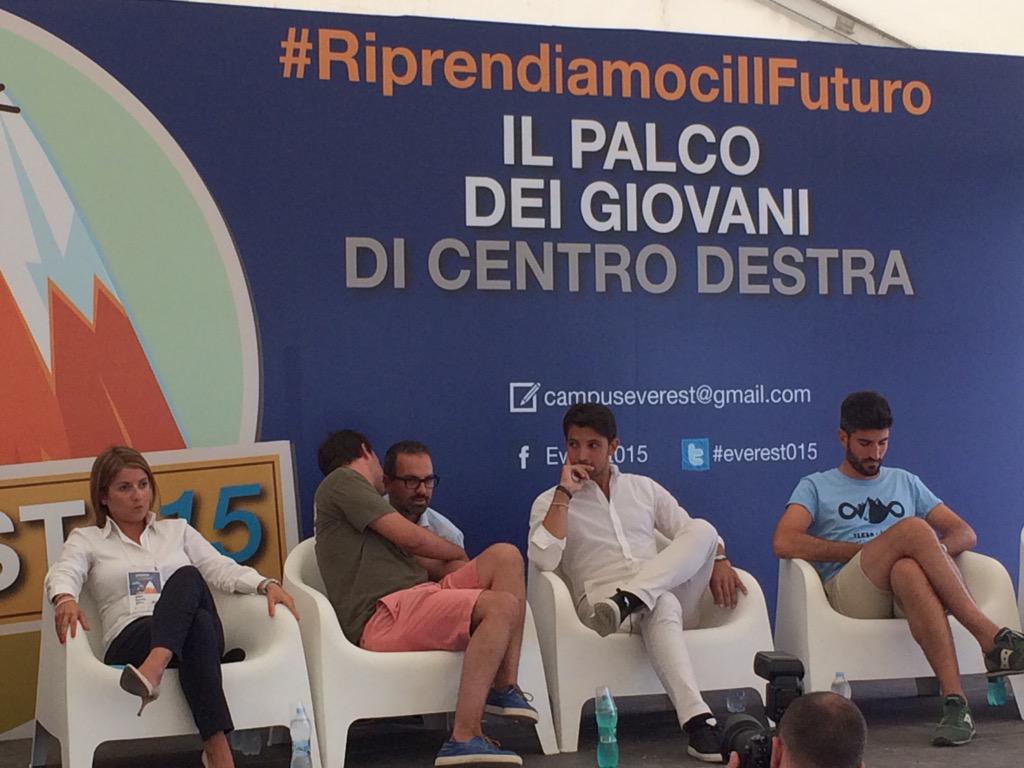 campuseverest's tweet photo. A Giovinazzo si discute di movimenti giovanili con @AndreaFoxVolpi @tripodimaria @Federico_Menna @AndreaBarchett http://t.co/JGh3rjFRZF
