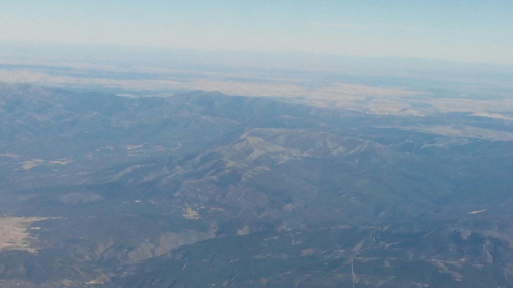 SenderismoGuada's tweet photo. Así se ve el Pico Ocejón desde el avión http://t.co/QydLr2J8zT