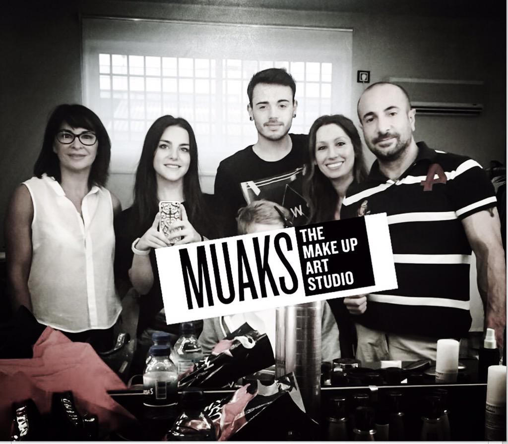 StudioMuaks's tweet photo. Primera generacion #muakers( alumnos que pasan a formar parte del equipo) trabajando en una sesion de publicidad! http://t.co/0kiwQOLuE7