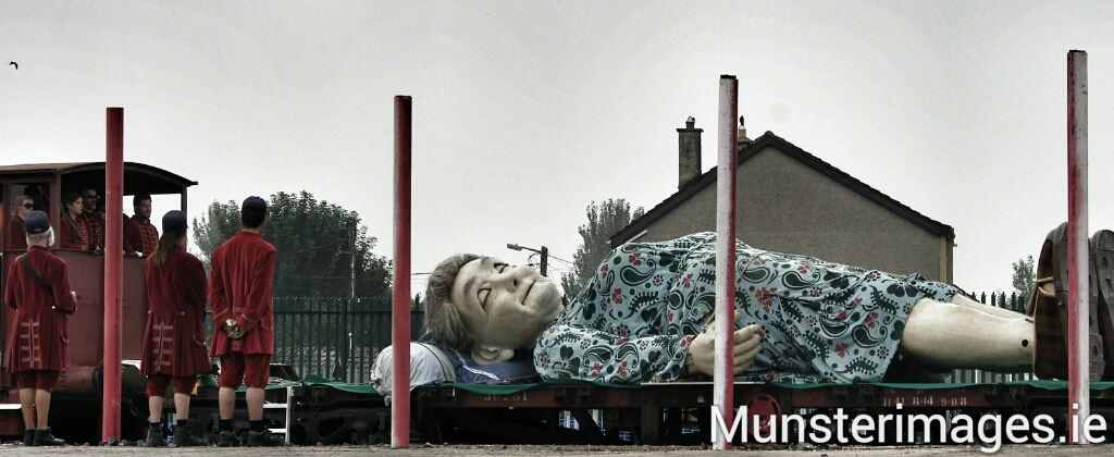 munsterimages's tweet photo. Its been a year since the #LimerickGiant walked among us! Happy Granniversary #Limerick now eyes on @Limerick2020 http://t.co/1YZU1m3uQ1