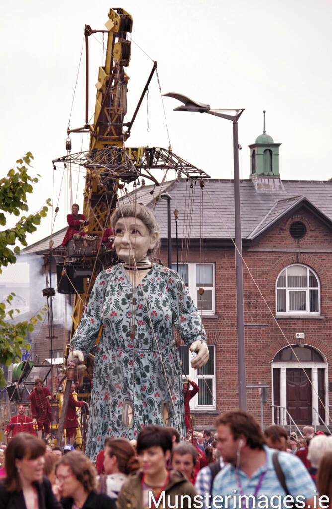 munsterimages's tweet photo. Its been a year since the #LimerickGiant walked among us! Happy Granniversary #Limerick now eyes on @Limerick2020 http://t.co/1YZU1m3uQ1