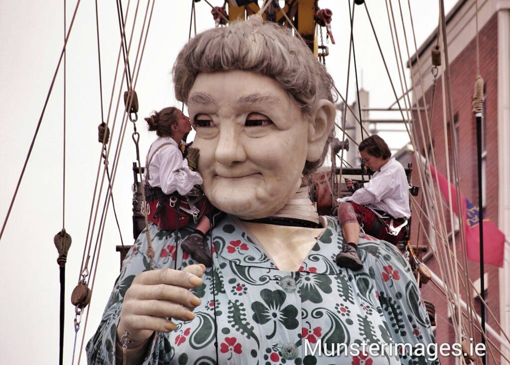 munsterimages's tweet photo. Its been a year since the #LimerickGiant walked among us! Happy Granniversary #Limerick now eyes on @Limerick2020 http://t.co/1YZU1m3uQ1