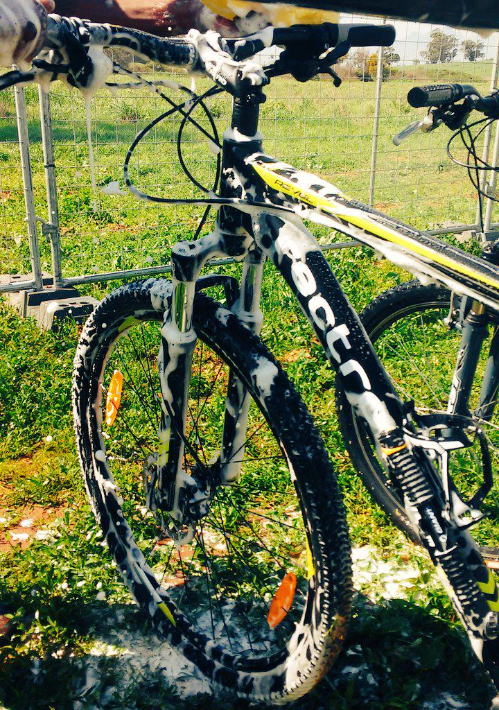 isuzusa's tweet photo. The #IsuzuMTBFest 4x4 track is next to the @Squirtlube_SA bike wash! Come drive our KBs while your bike gets cleaned! http://t.co/BAwABfyH3U