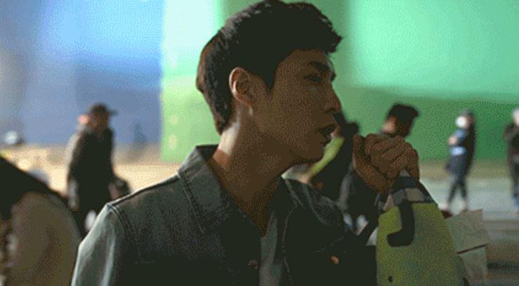 SMent_EXO's tweet photo. [TRANS] Lay at 'Oh My God' Weibo update (GIF below) http://t.co/gJUhD7GFC1