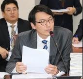 munrin's tweet image. [말과 말]야권연대 가시밭길 예고, 서기호 정의당 의원은 야권 연대와 관계없이 전남 목포에서 새정치민주연합 박지원 의원과 정면 대결을 벌일 예정이다.