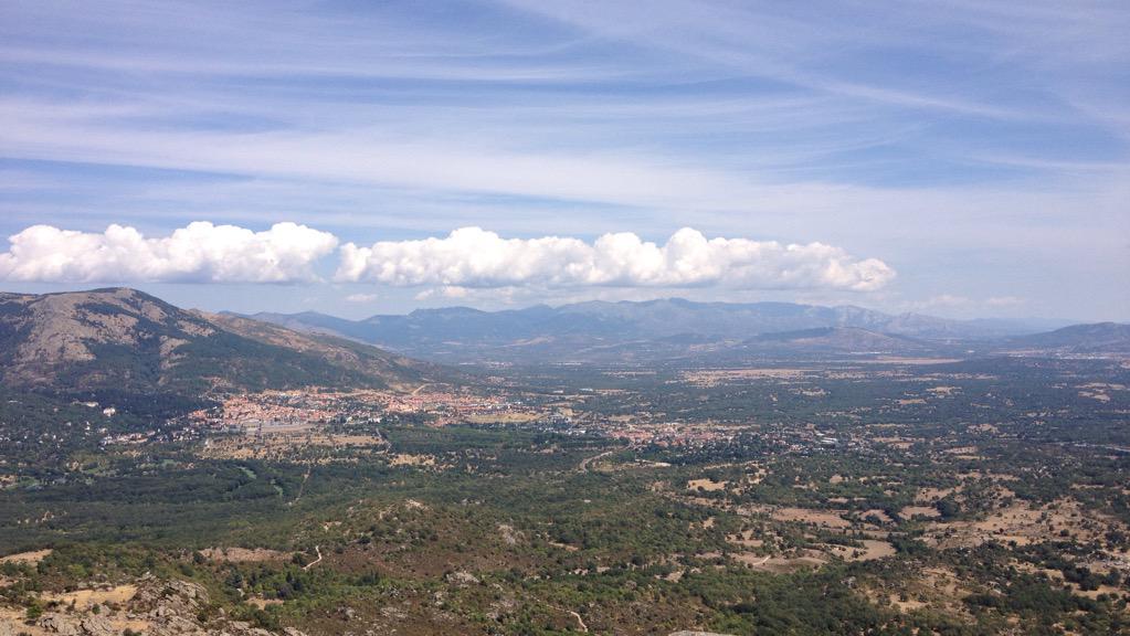 Outdoor_Spain's tweet photo. Vista preciosa de la @SdGuadarrama y San Lorenzo de El Escorial http://t.co/wSzYFxIBeT