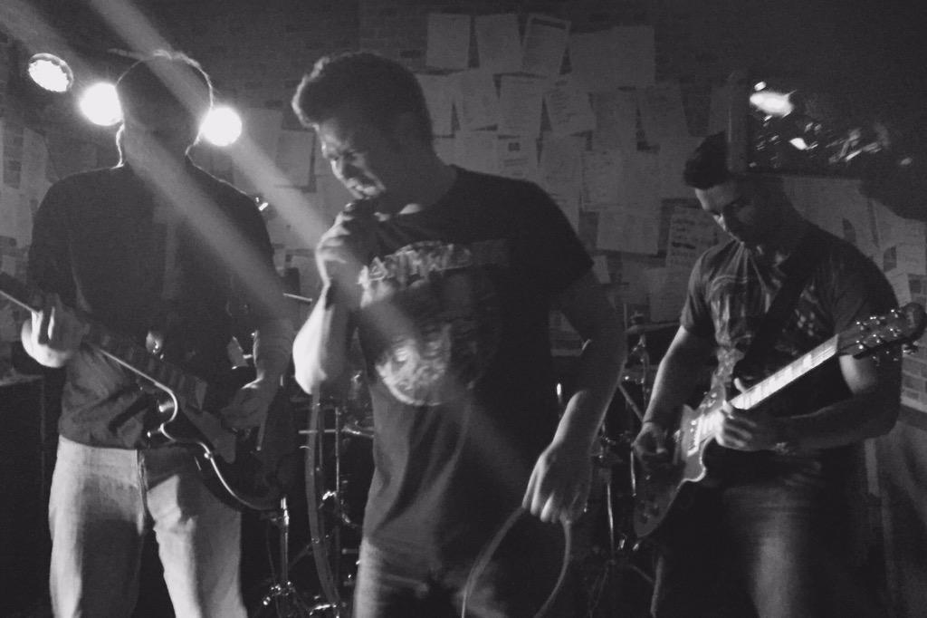 deafrowband's tweet photo. @TheHarpRestrung we had a great night with @MinustheRat but in real life..a brilliant rock and roll night. :) http://t.co/lOXay5BeYZ