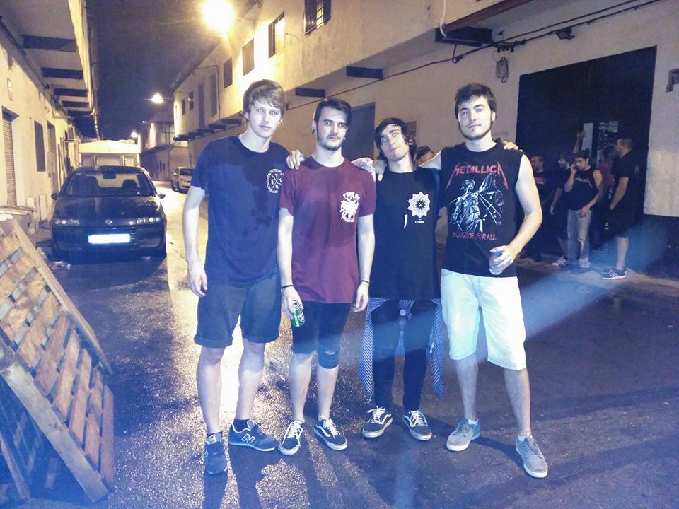 ImpulsesESP's tweet photo. Una foto del concierto que hicimos ayer en la sala Fuzz Factory, muy orgullosos de lo que hicimos! #family http://t.co/AZfKkZYdTN