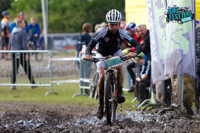 Bike_Festival's tweet photo. "Be a HERO" op de finishpassage #bikefestival2015 #assen #modder #doorzetten  #sportfotodrenthe #gopro http://t.co/nsDHHLuLbd