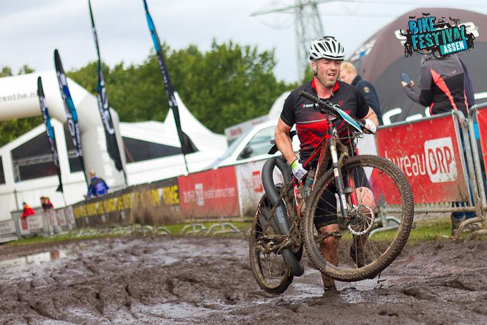 Bike_Festival's tweet photo. "Be a HERO" op de finishpassage #bikefestival2015 #assen #modder #doorzetten  #sportfotodrenthe #gopro http://t.co/nsDHHLuLbd