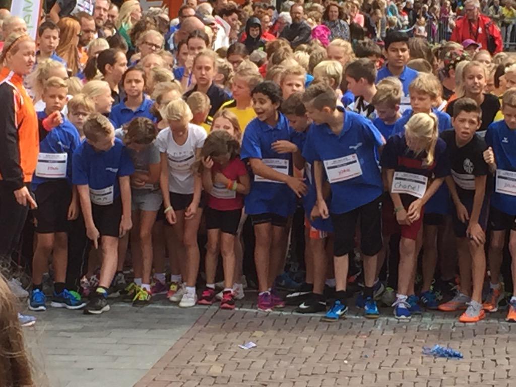 avanleuveren's tweet photo. Vandaag de Meppel city run. @obsSprinkels staat vooraan. #toppers http://t.co/HlBtFGk7RF