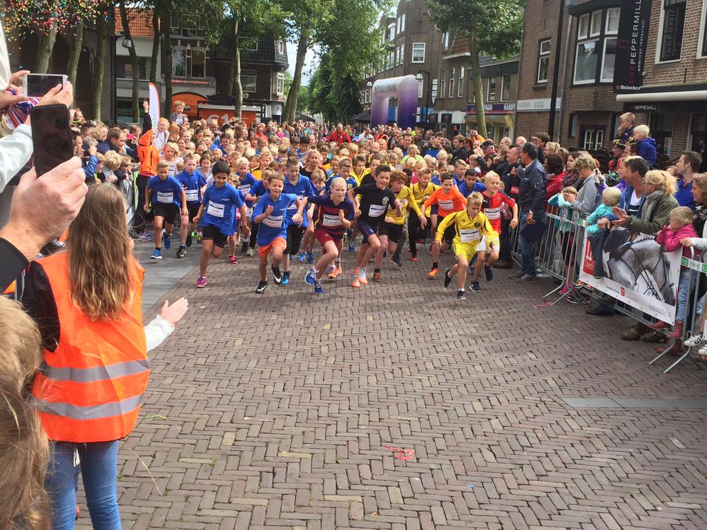 avanleuveren's tweet photo. Vandaag de Meppel city run. @obsSprinkels staat vooraan. #toppers http://t.co/HlBtFGk7RF