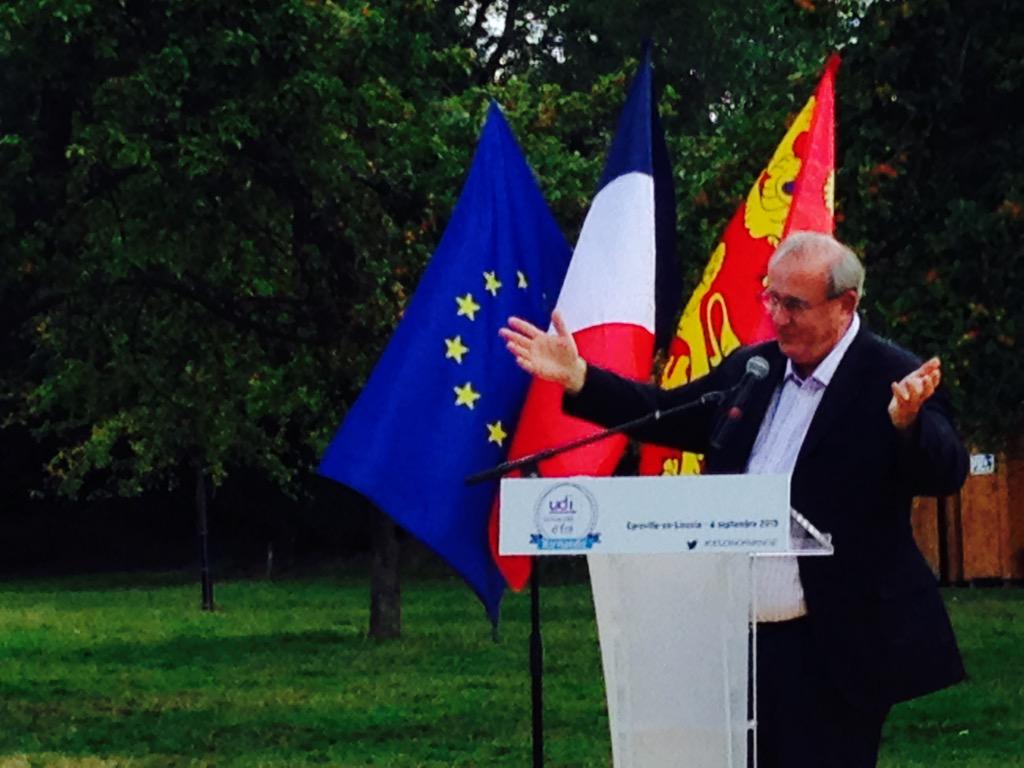 LesCentristes_'s tweet photo. @MauriceLeroy présent à la fête de la pomme rend hommage à Jean-Luc #Preel grand député UDF puis @Nouveau_Centre http://t.co/Io7XKpdrM4
