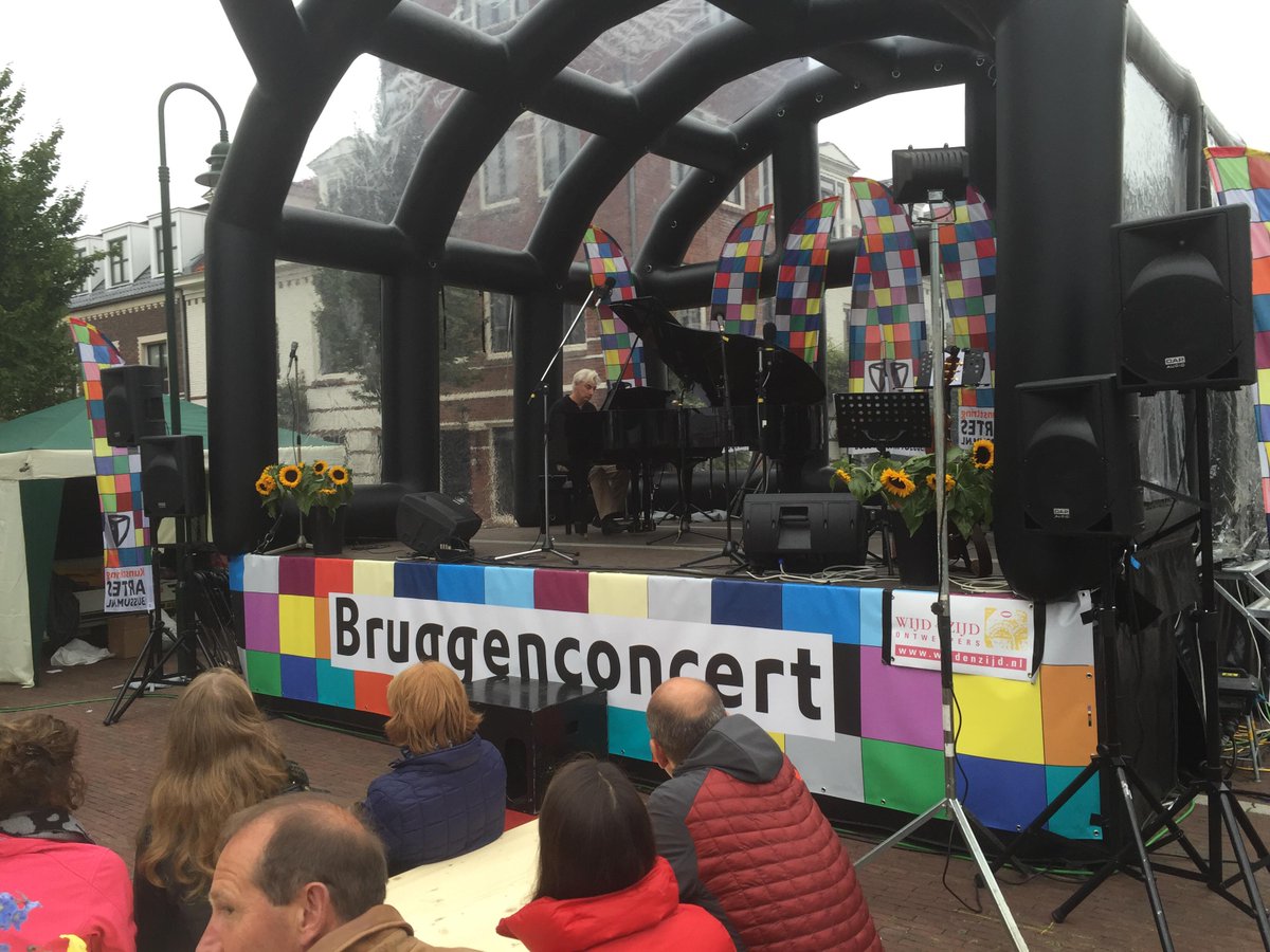 Terwijl oranje niet zo’n beste performance geeft, zijn wij klaar om een concert te geven :) #bruggenconcert #bussum
