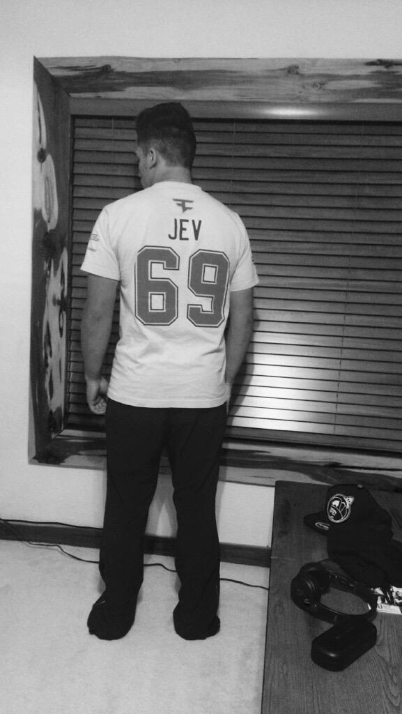 Jarrwy's tweet photo. Lifetime support from Jarrwy 💙. Be you, dude. @FaZeJev http://t.co/aNEJXY3I48