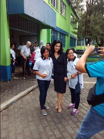Guatevision_tv's tweet photo. Zury Ríos emite su #Voto2015 en Escuela Oficial de Niñas República de China z.5 vía @negriiS90 http://t.co/I2CJwolMVt