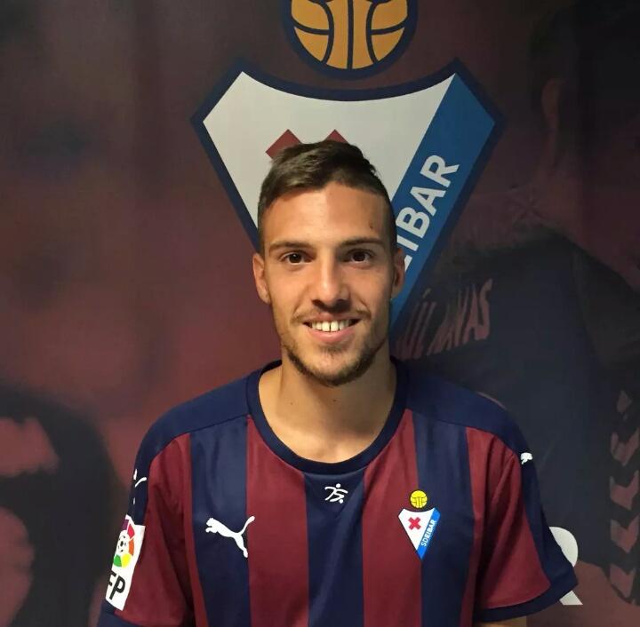 FMundial10's tweet photo. @sdeibar logro permanecer en primera de milagro y esta temporada apuesta por jovenes jugadores.
Verdi
Baston
Berjon http://t.co/Eko3Y4BQ6t