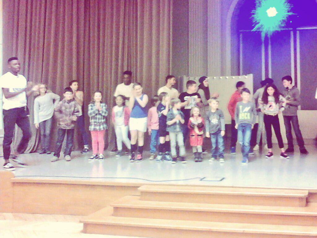mdatourcoing's tweet photo. Gros freestyle #streetlight + un public d'enfer #espaceloisirscreatifs @TourcoingVille http://t.co/cWFPKVSG20