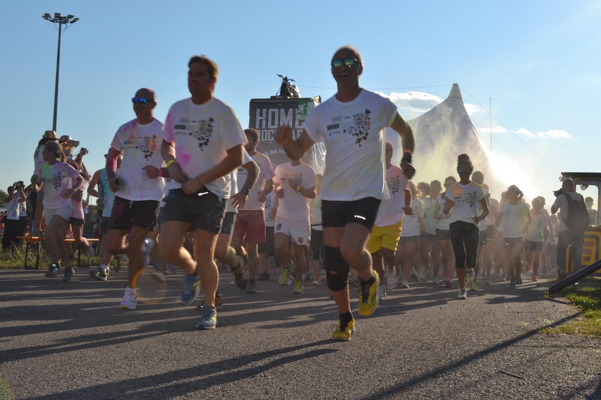 homefestival_'s tweet photo. Questa è la partenza di #MoohRun Rainbow Edition #HomeFestival2015 🎪🎪 http://t.co/nhBI8EeAaX