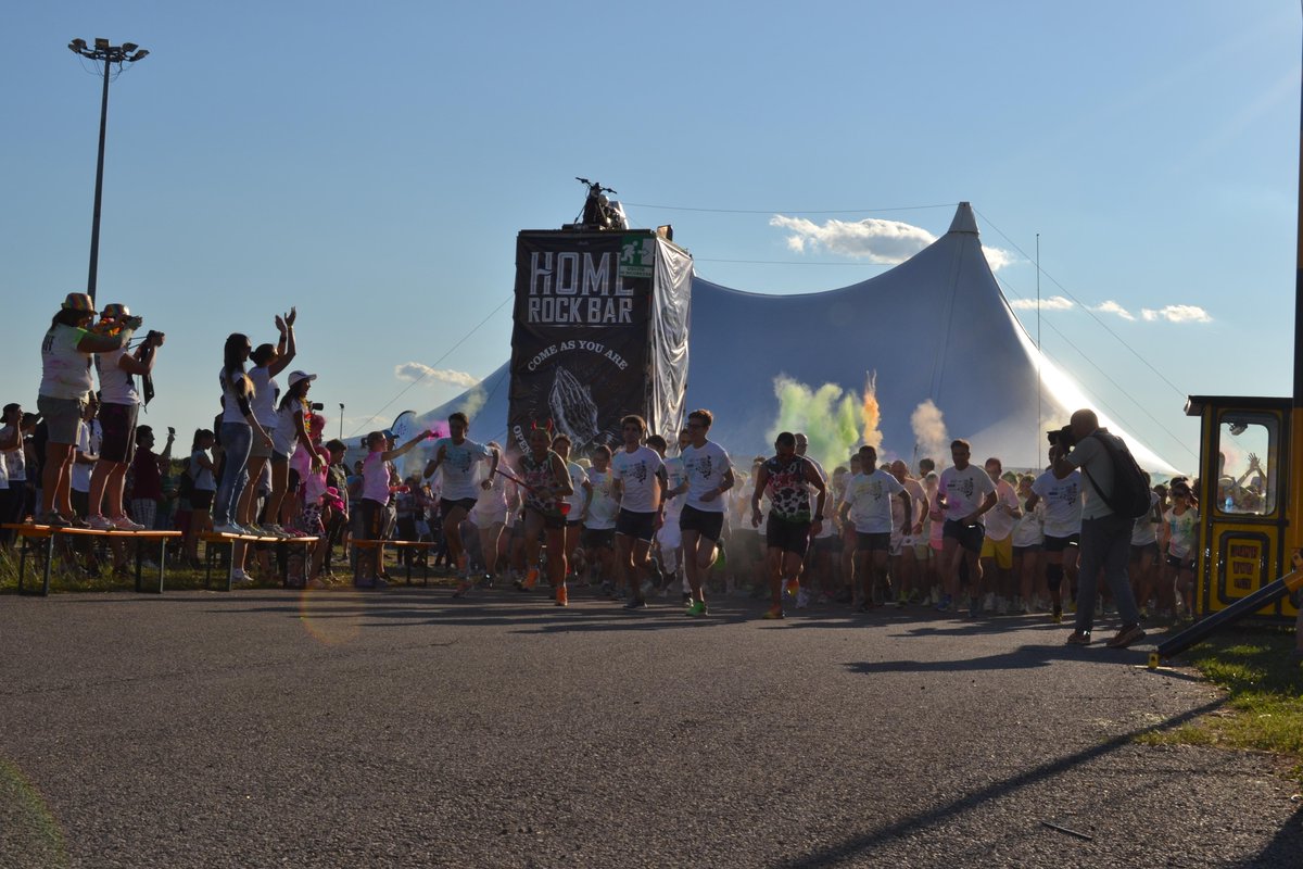 homefestival_'s tweet photo. Questa è la partenza di #MoohRun Rainbow Edition #HomeFestival2015 🎪🎪 http://t.co/nhBI8EeAaX