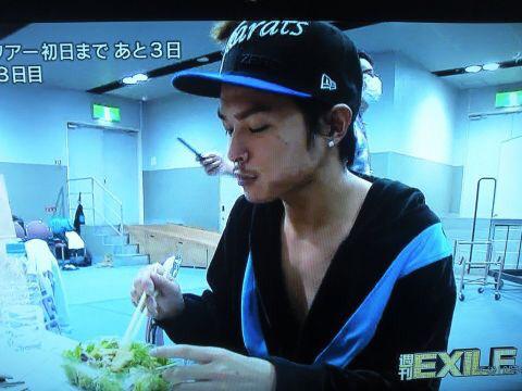 koto3jsb1's tweet photo. ｻﾗﾀﾞをσ(´~｀*)ﾑｼｬﾑｼｬ

しかもジャージの隙間から見えてる
鎖骨がセクシーｗ

#隆二のことすきな人RT
#隆二の笑顔すきな人RT
#隆二の声すきな人RT
#隆二のこと尊敬してる人RT
#RTくれた人フォローします🙈💕 http://t.co/Xqy7UkCZXm