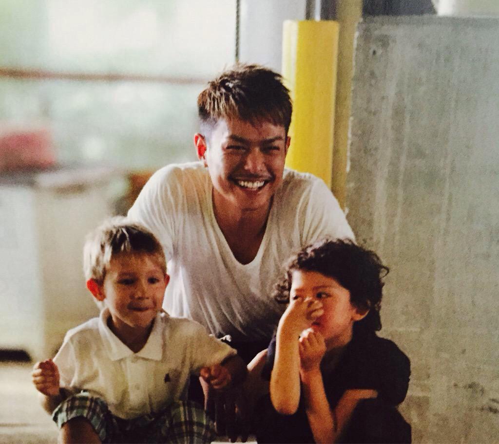 koto3jsb1's tweet photo. ｻﾗﾀﾞをσ(´~｀*)ﾑｼｬﾑｼｬ

しかもジャージの隙間から見えてる
鎖骨がセクシーｗ

#隆二のことすきな人RT
#隆二の笑顔すきな人RT
#隆二の声すきな人RT
#隆二のこと尊敬してる人RT
#RTくれた人フォローします🙈💕 http://t.co/Xqy7UkCZXm