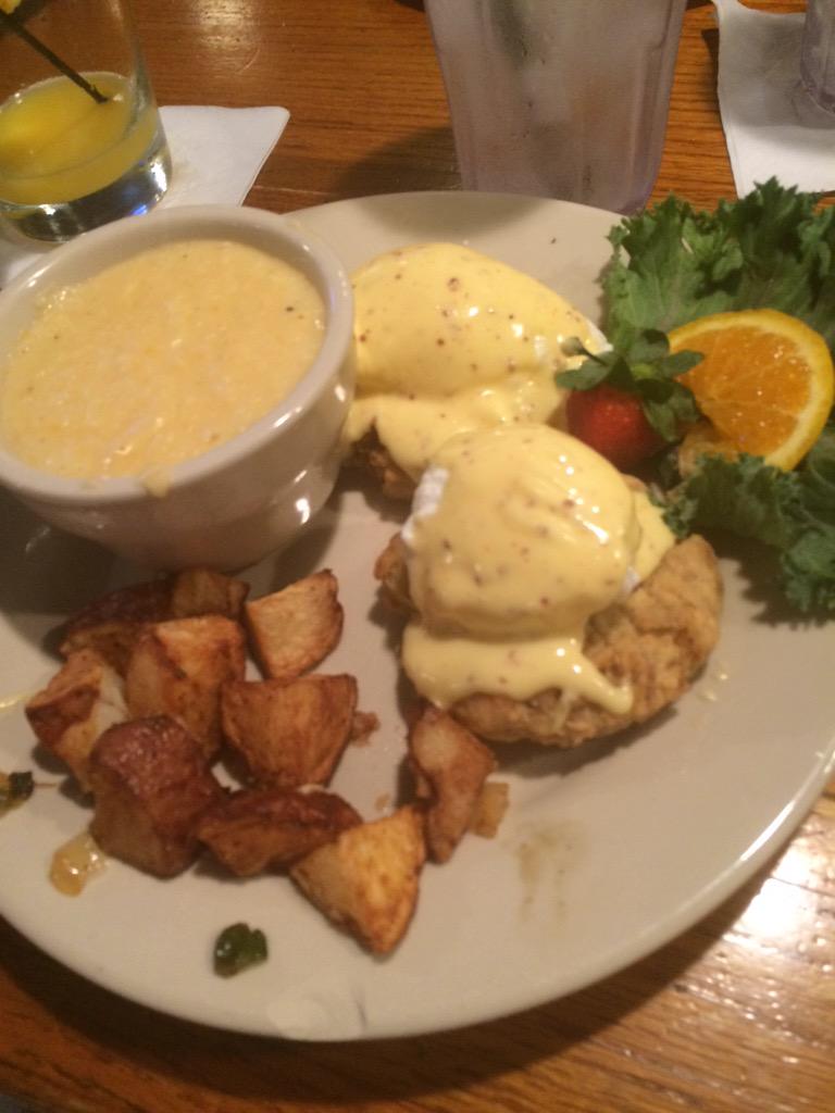 NathanReaux's tweet photo. .@hatablockaz food blog ain't got shit on me. Eggs Benedict on top of crab cakes #chimes http://t.co/vah0eFZxyX