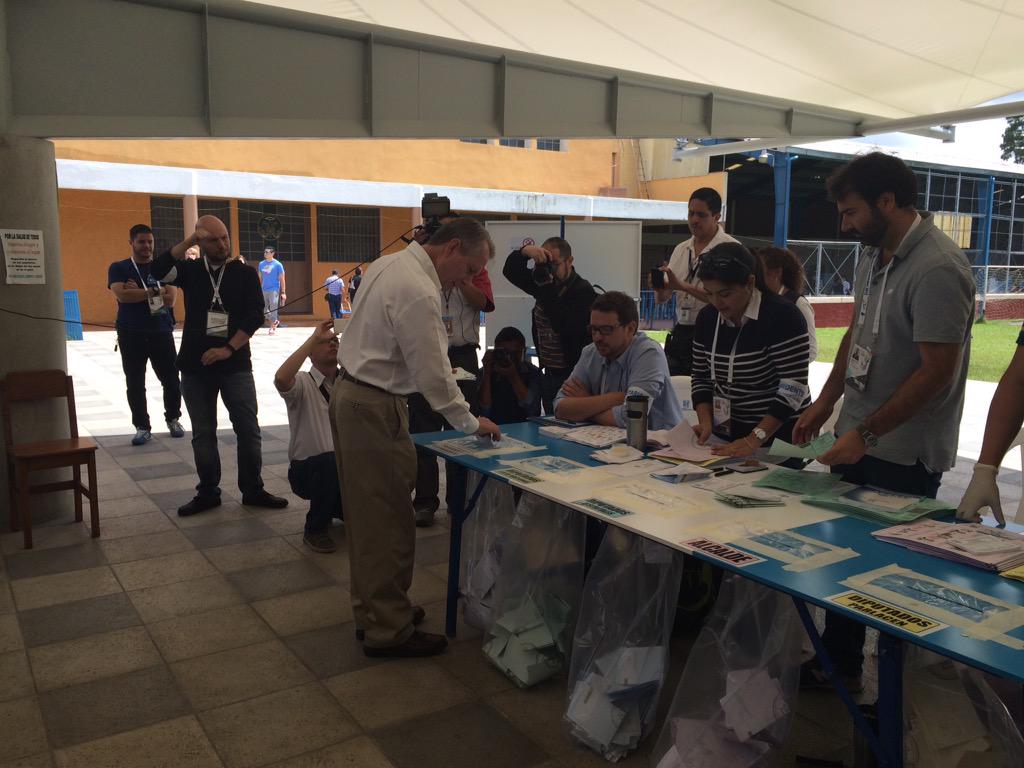 soy_502's tweet photo. #YaVoté acaba de emitir su voto Jorge Briz en la mesa 228  en el Liceo Guatemala. Vía:@Ana_VGR http://t.co/3UmyE2r3ry #Elecciones2015