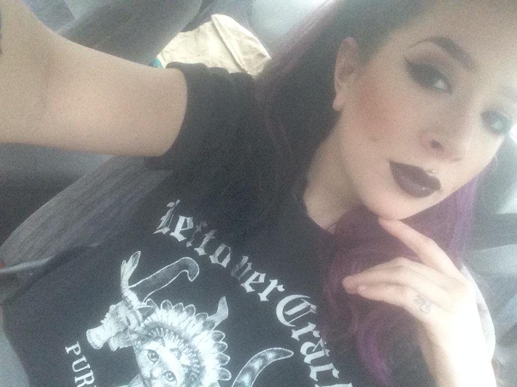 nixie_smithh's tweet image. Yesterday #leftovercrack #girlswithtattoos #purplehair #MOTD #darklips