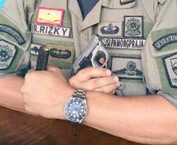 rizky113's tweet photo. Back up by beretta cal.32...w pelagos diver http://t.co/aQ9GkDRCIF