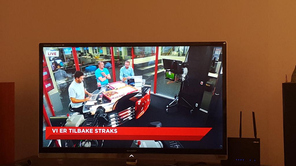 Bare en web-tv kanal som tar pause midt i sendinga for å spise pizza, og som viser det live :) #vg #vgtv