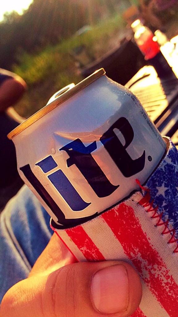 Mazey_27's tweet photo. @MillerLite squench the thirst http://t.co/vZ7yEtv4Ot