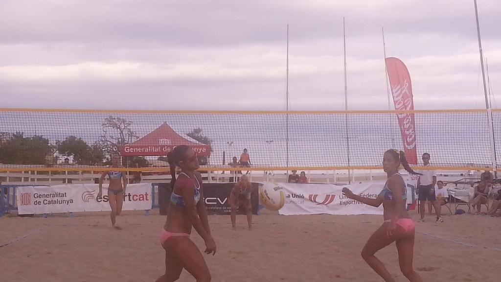 JMatasC's tweet photo. Final femenina del Master Volei Platja @VoleiCatala @nauticmasnou @el_masnou http://t.co/gq3VBQeqKL