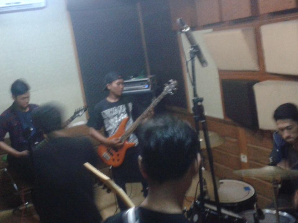 Now #IRSLIVEINSTUDIO VIII at <a href="/ZhafranMusic/">Rumah Musik Zhafran</a> w/ <a href="/INFECTION_DM/">INFECTION</a> staytune terus di Irsradio.net