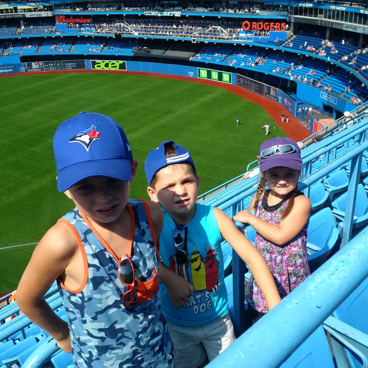 JeffJandaparker's tweet image. Jays game with the family! #bluejay #damhot