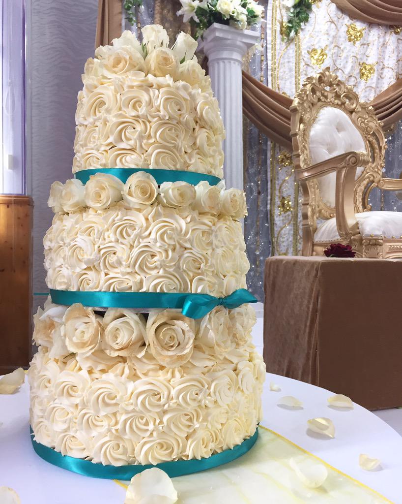 coco__cakes's tweet photo. #wedding #cococakes #leicester #freshroses http://t.co/KLhqXO9si2