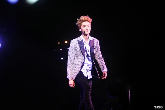 SINCE1987_'s tweet photo. MEMBUKA LUKA LAMA. SANGAT BODO AMAT. #luhan #140906 #TLPinJKT http://t.co/ckSDnhJles