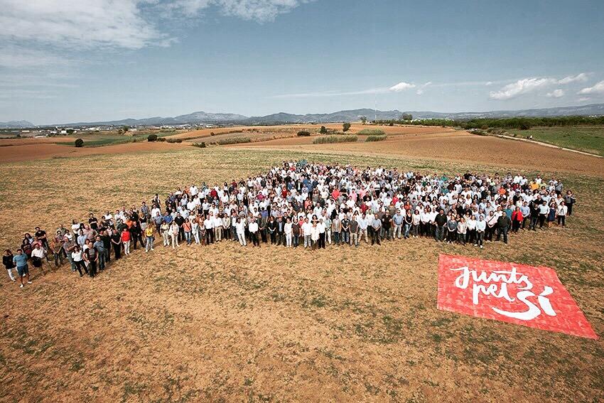 [FOTO] Amb els peus al municipi, i el cor al món! #JuntsPelSi