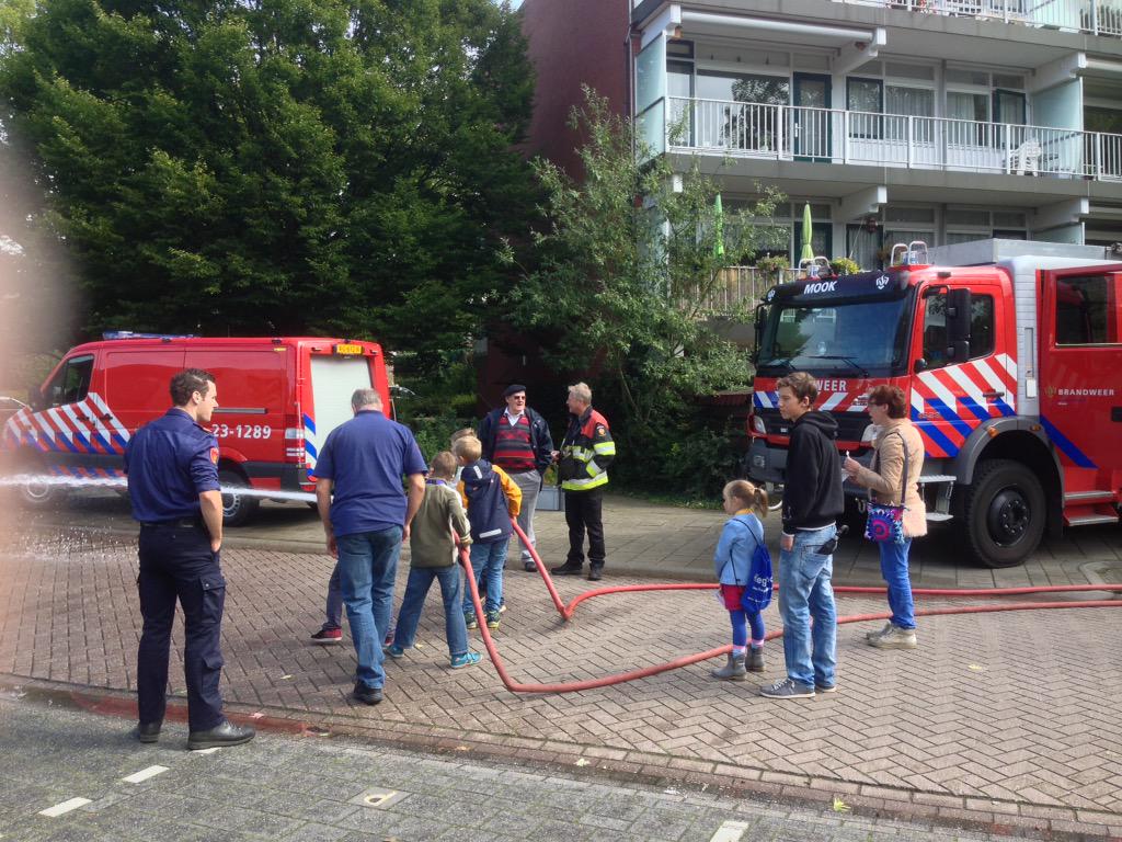 willemgradisen's tweet photo. Ook onze @BrandweerMook was weer present bij Molenhoekdag. Hier leert men de jeugd! http://t.co/Xu4doI1lTy