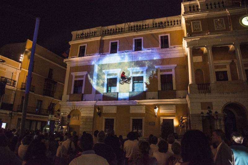 hoyextremadura's tweet photo. La Noche en Blanco reúne a 120.000 personas en Badajoz http://t.co/cU7uaonyxd vía @hoyextremadura http://t.co/GUafjFcd55