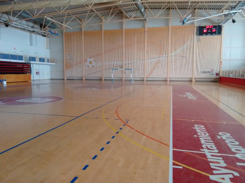 A las 15h comenzará el partido. Excelente marco el Pabellón de Lobete.