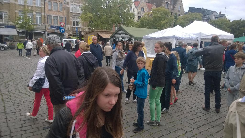 LombaertMarco's tweet photo. Veel schoon volk op Paris Montmartre #Roeselare http://t.co/Oig6cJp5ws