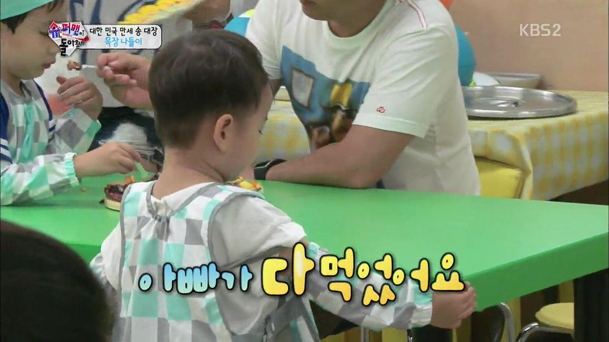 withtriplets's tweet photo. มินกุกเดินไปขอพิซซ่าโต๊ะอื่น แล้วบอกว่า อัปป้ากินหมดแล้ว 😂 #minguk http://t.co/3MU5AdXMR7