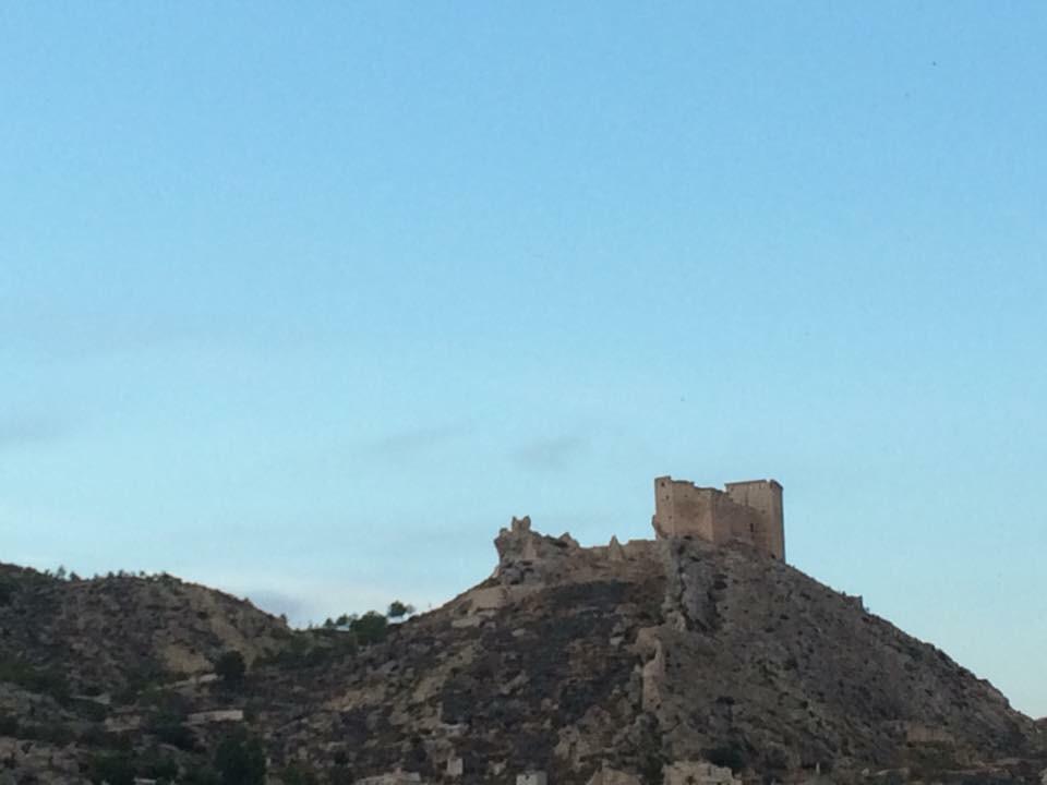 Este lunes a las 12:20h tendremos con nosotros a miembros de la Plataforma ciudadana "Mula por su Castillo" .